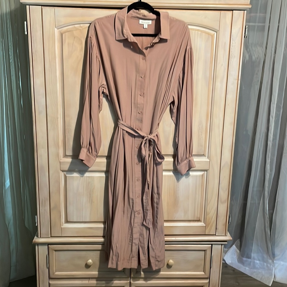 Ladies Medium, Long, Button-up, Collared, Flare-Arm Dress.